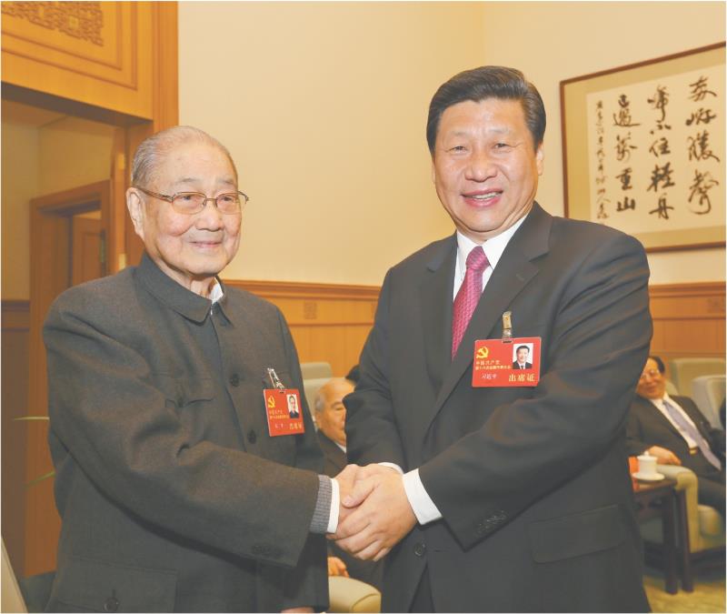 2012年11月14日,在党的十八大闭幕前,习近平同志同宋平同志在一起。 新华社发