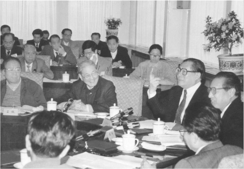 1991年4月,江泽民同志、宋平同志(前排左二)等与参加党建理论讨论会的代表座谈。 新华社发