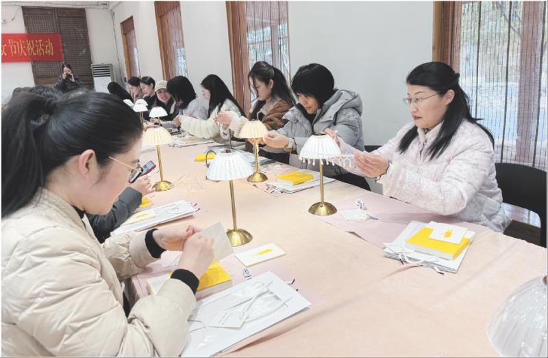 　　山海天旅游度假区组织全区50余名女职工，开展法式巴洛克珍珠台灯手作沙龙。女职工们，亲手操作，从融胶塑形、耐心脱模，到精心搭配珍珠饰件，一步步打造出缀满珍珠、散发复古优雅气息的专属台灯。