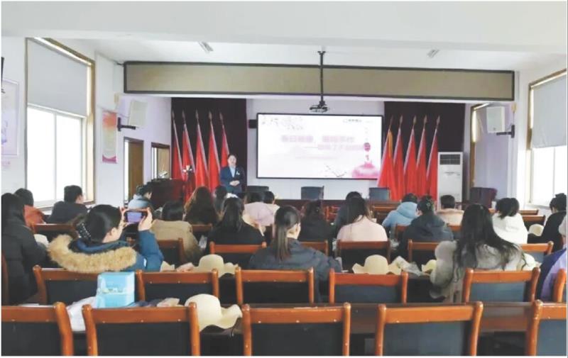 　　两城街道联合日照银行两城支行开展“金融科普+文化体验”活动，通过专属理财讲座和创意草帽DIY，既提升了女职工金融安全与理财能力，又以手作舒缓压力、增进情谊。
