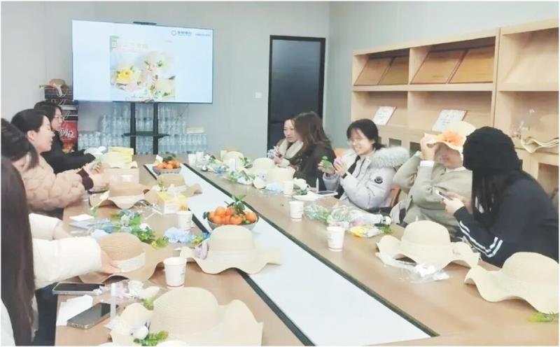 　　卧龙山街道联合日照银行卧龙山支行共同举办了“创意草帽DIY专场”活动，大家亲手编织春日美好，共度温馨手作时光。素色的草帽、缤纷的干花、柔美的丝带、闪亮的珠饰，丰富的材料在一双双巧手下被赋予了新的生命力。
