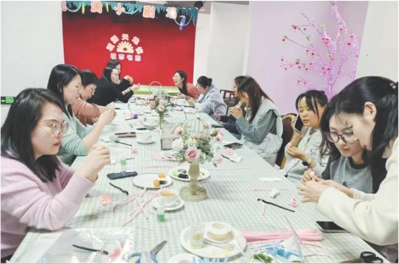 　　山海天文旅局举办“春风拂鬓·簪美传情·巾帼绽芳华”“三八”国际妇女节主题活动，全体女同志欢聚一堂，共庆节日、共赴美好。活动中，大家认真学习花艺知识，甄选春日花材，精心搭配创作专属花束，在与永生花的相伴中陶冶审美、舒缓心情，把春日美好与节日喜悦带回家。