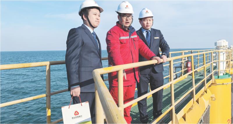 岚山农商银行工作人员在海上平台了解企业经营情况