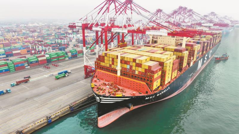 　　3月16日，山东港口青岛港原油码头，一艘装载进口原油的油轮在停靠泊位（无人机照片）。　　　　新华社发
