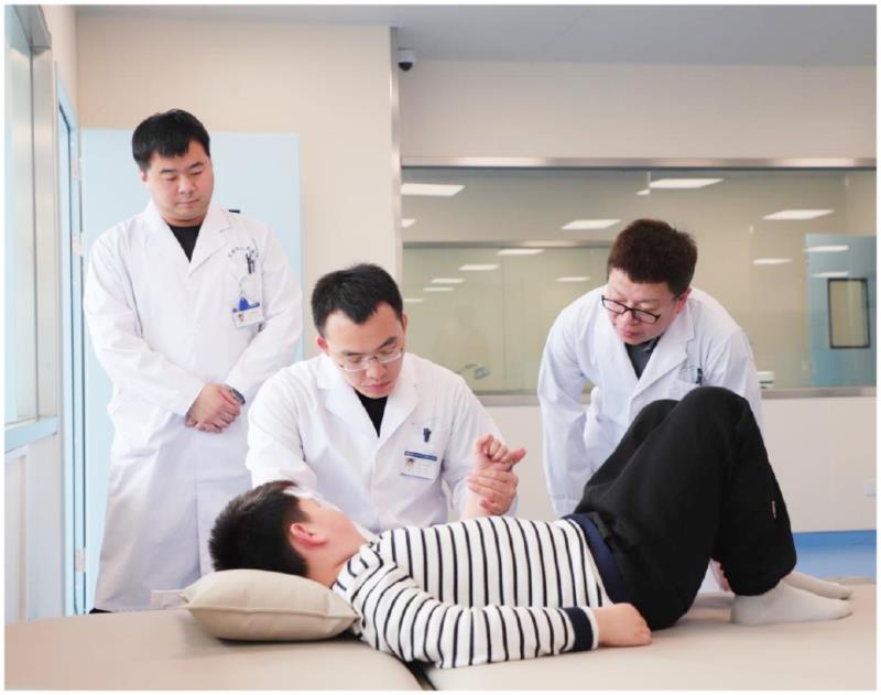 　　吉大一院第三批派驻专家李明仕为患者做治疗。