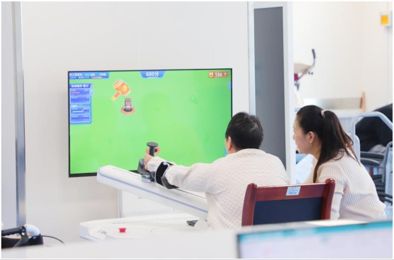 　　患者用上肢三维运动康复机做康复训练。