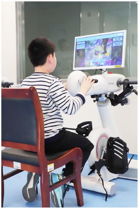 患者在上下肢主被动训练仪器上进行康复训练。