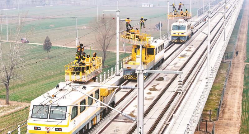 　　在雄商高铁山东菏泽段，中国铁路济南局集团有限公司济南供电段的工作人员对接触网设备进行检查验收（2026年2月1日摄，无人机照片）。　　 　　　　　　　　　　　　　　　　　　　　　　　　　　　　　　　　　　　　　　　　　　　　　　　　　　　　　　　　新华社发
