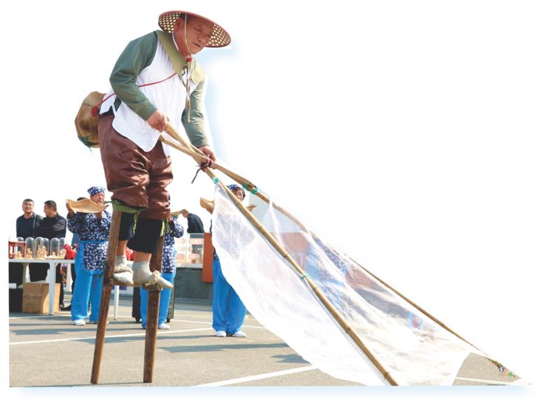 特色渔家民俗表演“踩着高跷推虾皮”