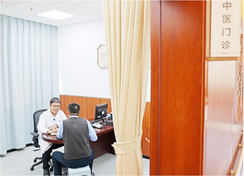 中医师为患者提供中医诊疗服务