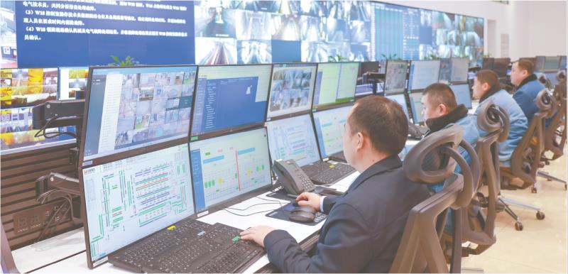 在日照钢铁控股集团有限公司的铁前数智集控中心,工作人员正有序地进行铁前各生产环节的作业。(资料图片)
全媒体记者 黄玉栋 报道