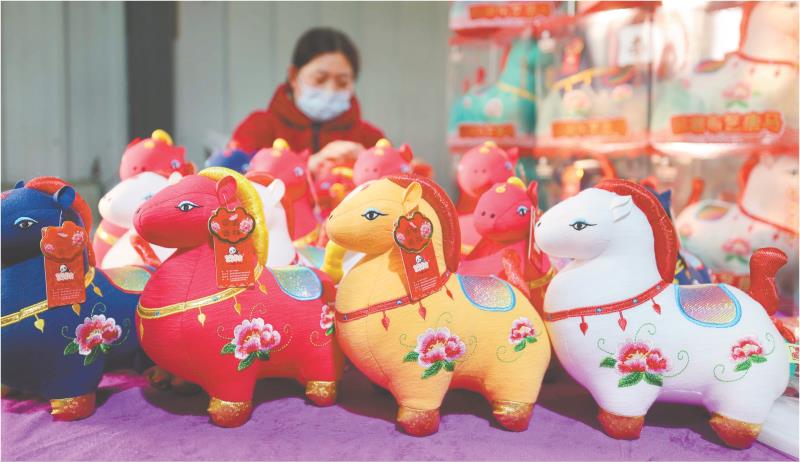 　　2026年1月16日，在山东省临沂市沂南县界湖街道一家玩具生产企业，工人在制作国潮布艺唐马。　　　　　新华社发