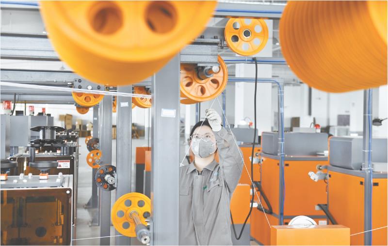 3月27日,在日照市莒县一家企业,工作人员在3D打印线料生产线值守。