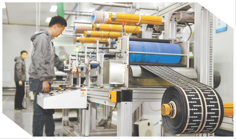 3月26日,在日照市五莲县一家企业,工作人员在纳米材料生产线值守。