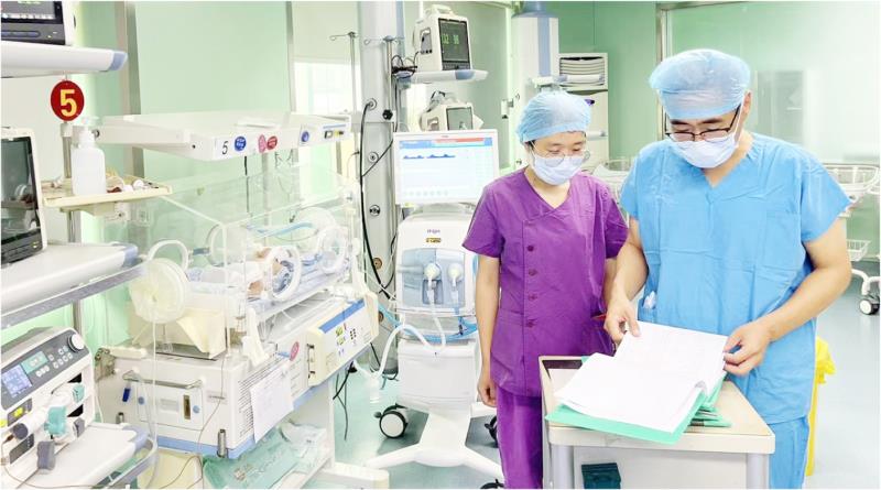 医护人员在查房