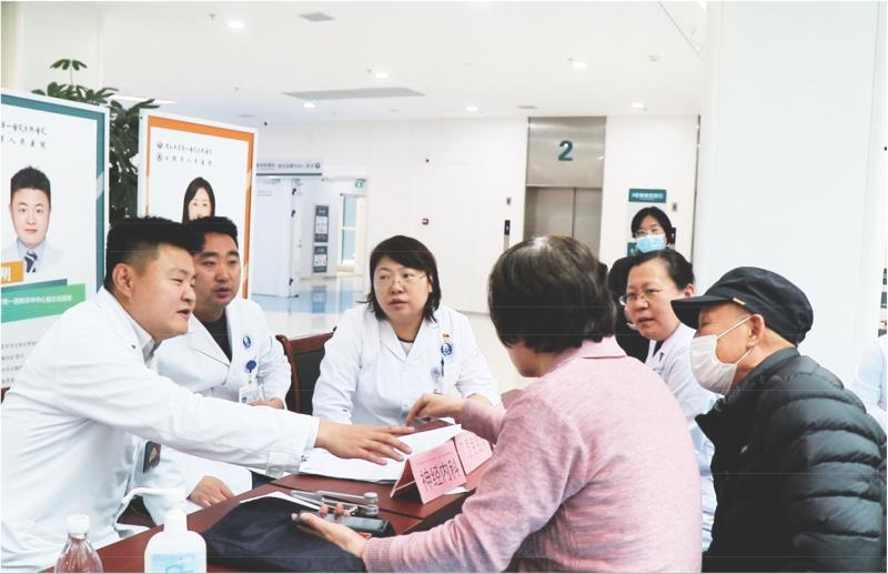 　　专家团义诊现场。　　　　全媒体记者　邹铠泽　报道
