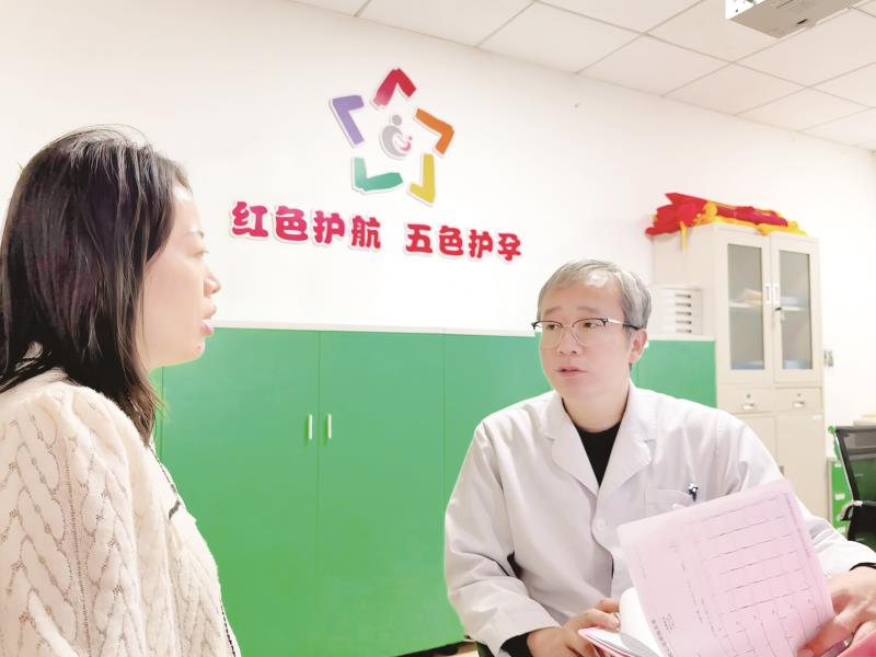 朱晓志正在与孕妇沟通、制定治疗方案。