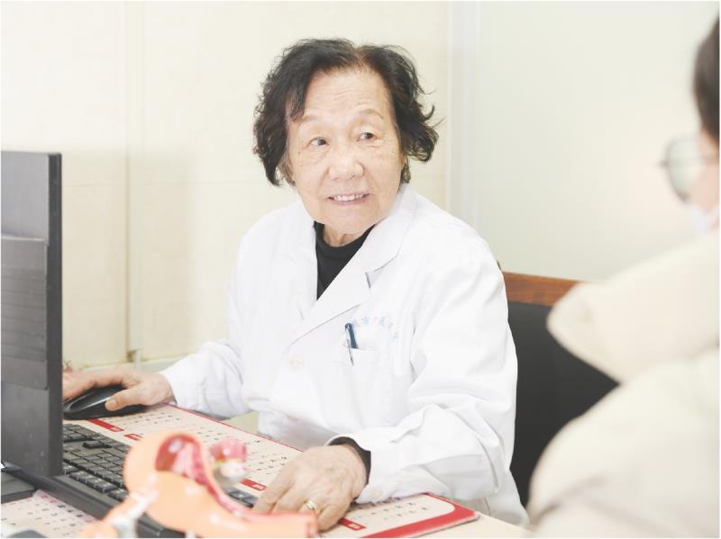 　　任振芳正在为患者提供诊疗服务。