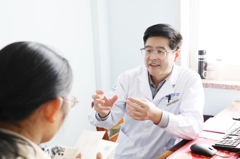 刘汉山为患者看诊