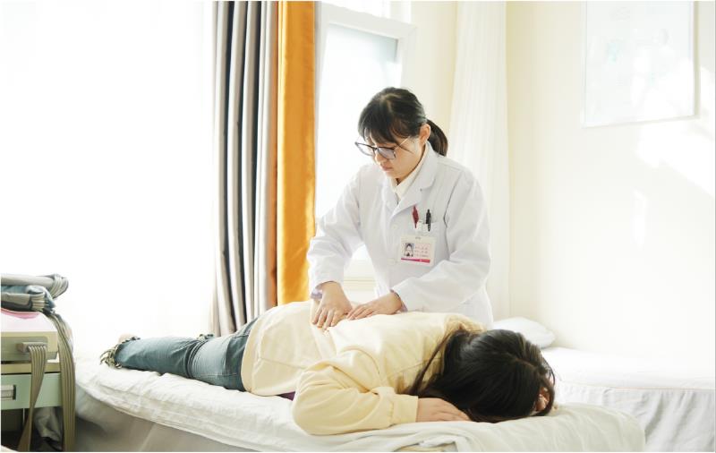 康复治疗师在为宝妈进行体态评估治疗