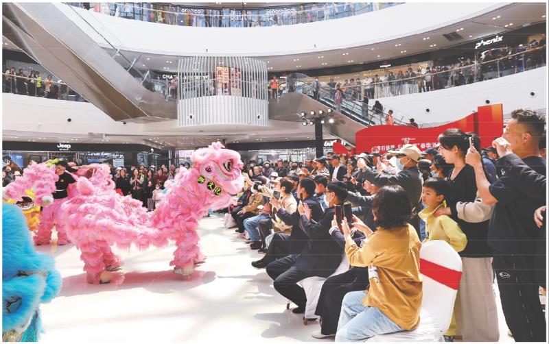 　　舞狮表演燃动全场