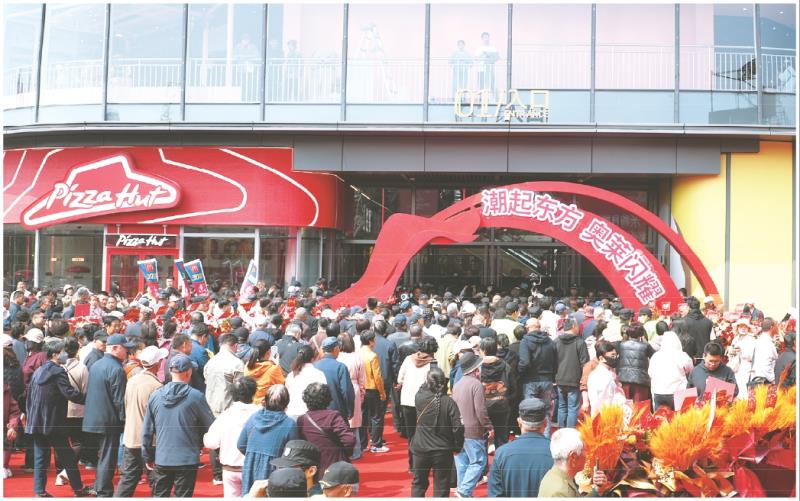 五彩奥莱广场内外人头攒动