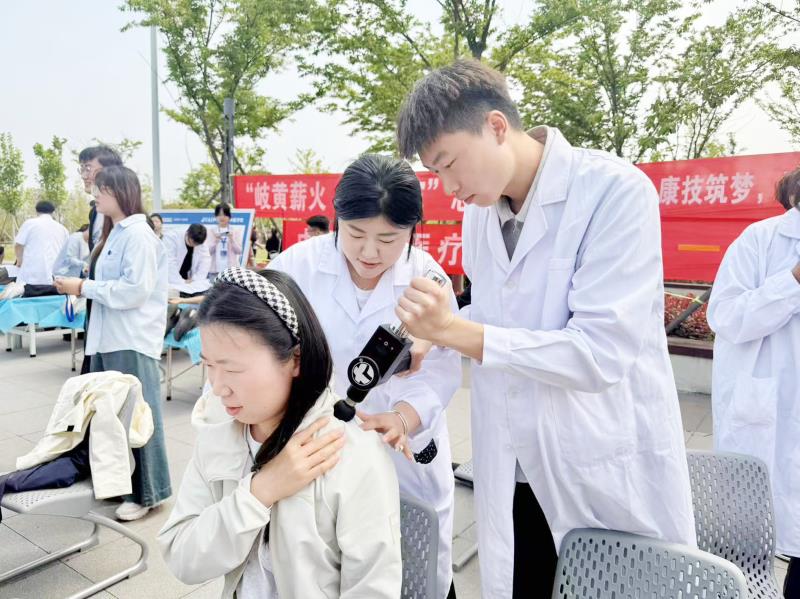 参观学生进行筋膜枪康复体验