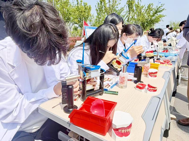 学生现场制作传统全口义齿