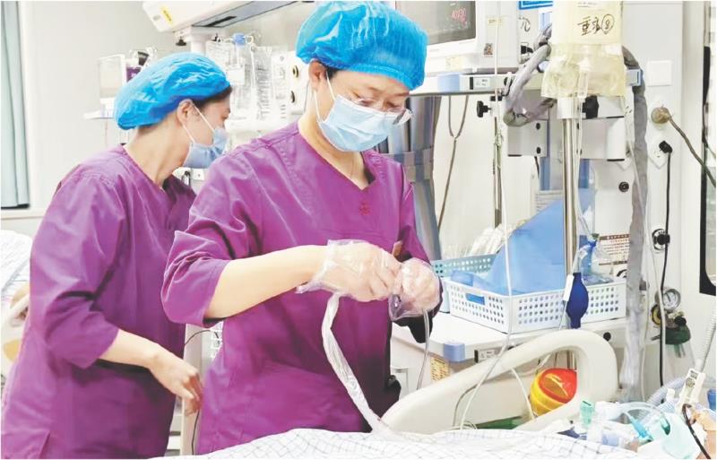 李娜在给患者进行有创机械通气气道内吸引操作