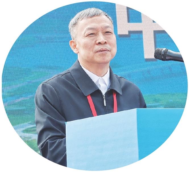 殷陆君:发现美记录美传播美,向世界讲好日照故事
“中国(日照)新闻摄影周已成为展示日照形象、高质量发展及新闻摄影记者全媒体传播的靓丽名片。”中国记协党组成员、书记处书记殷陆君表示。
如何用镜头讲好中国故事、记录伟大时代,是这个时代的共同课题。殷陆君说,首先是美源自思想,要坚持正确方向,将政治性与艺术性融合,把习近平文化思想的精髓要义贯穿到选题策划、现场观察、构图取景和后期编辑的全过程,让画面生动呈现党的政策与人民心声,用镜头记录时代奋进的主旋律。
其次是美源自发现,要关注基层一线,以小切口聚焦大主题,展示日照高质量发展和人民幸福生活,呈现鲜活动人的时代画卷。
最后是美源自创新,要坚持内容为王、技术为根,不断提升传播影响力、公信力。坚持新闻之真、摄影之美,善于在平凡中发现伟大,在瞬间中捕捉永恒,推出有思想、有温度、有品质的精品,用心用情展示日照发展、奋斗与人文之美,用精彩的影像向世界讲好日照故事。