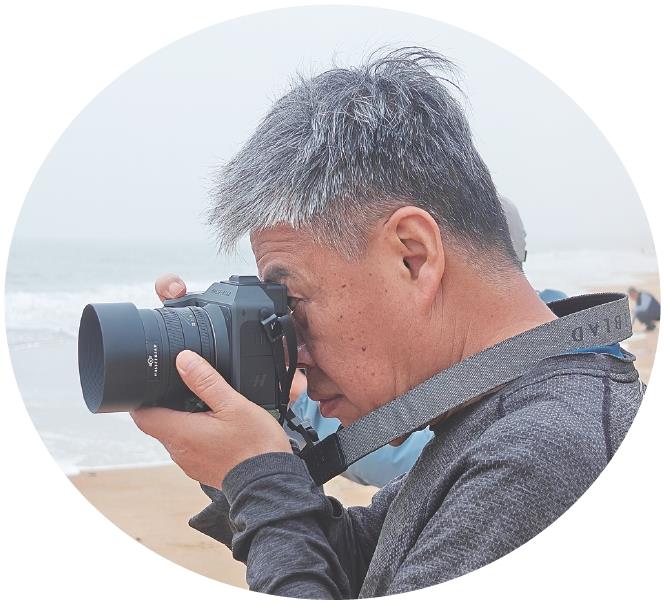 胡金喜:日照焕新颜 发展前景可期
“很荣幸参加第九届中国(日照)新闻摄影周,能够近距离交流学习全国各地新闻工作者的先进理念、汲取优质创作思路,这是一次十分难得的宝贵机会。”中国新闻摄影学会副会长、北京新闻摄影学会会长胡金喜在接受采访时说,同时他对日照的城市发展与崭新风貌给予了高度评价。
胡金喜回忆,自己早在2007年就曾因活动到访日照,当时并未留下深刻印象。此次故地重游,他深切感受到日照的巨变,坦言城市迎来了翻天覆地的发展。
“从市政建设、环境治理,甚至经济发展,都取得了很大的成就。”在他看来,如今日照的城市建设、生态环境、市民生活风貌都发生了巨大变化。他坚信,日照的独特魅力将吸引更多人前来旅游、工作、生活,城市未来发展潜力巨大、前景不可限量。