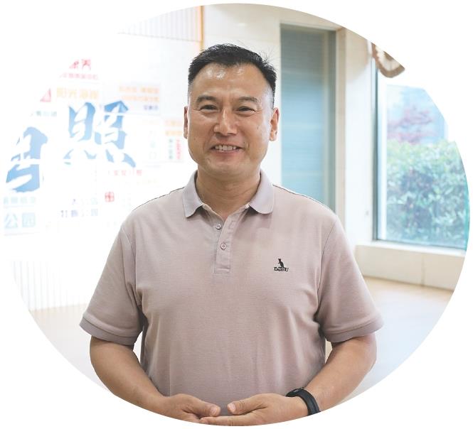 季春红:九赴日照,用镜头定格高质量发展
“很高兴参加本届新闻摄影周,这已经是我第九次来了,每年都有收获。”中国新闻摄影学会副秘书长、科普时报图片编辑季春红笑着说。
在他看来,历经九年发展,摄影周不仅成为全国唯一的大型新闻纪实摄影类展览活动,更是日照对外展示高质量发展的重要窗口。对新闻摄影人而言,这里既是锤炼“四力”的练兵场,也是学术理论的交流平台。
这些年,他和全国同行在日照走过乡村、漫步海滩,迎着海风遇见最美的朝霞:“我们见证了日照生态建设、文化旅游,以及高科技产业齐头并进,镜头里的每一个场景,都浓缩着新时代的发展奇迹”。
“我们要持续、深入、系统地挖掘日照的高质量发展故事。”季春红表示,会用镜头和笔,讲好各类精彩篇章,为“十五五”开局之年献上一份生动的影像答卷。
