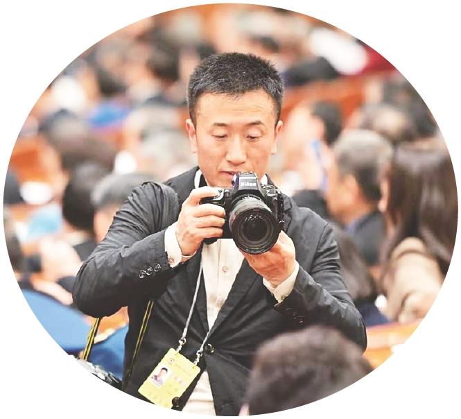 齐波:光影留痕 看见日照蓬勃生机
“很有幸再次参加咱们的中国(日照)新闻摄影周活动,通过这几天的实地拍摄,能直观感受到日照作为生态之城、宜居之城的活力,也真切看到日照在生态文明建设、科技创新等各个领域取得的巨大成就。”来自人民政协报摄影记者齐波由衷说道。
多日的实地取景,沉浸式感受城市的满满生机与活力,让他近距离见证了日照的活力,深切感受到这座城市在生态保护、科技发展等多元领域的亮眼成果与蓬勃生机。
谈及后续拍摄规划,他表示,将继续以镜头为媒介,聚焦城市发展点滴,捕捉日照的精彩瞬间,真实记录城市发展与蜕变。他希望,能够继续用影像定格日照的生态之美、发展之盛,以独特的摄影视角讲好日照故事,全方位展现日照宜居宜业的城市风貌与发展硕果。