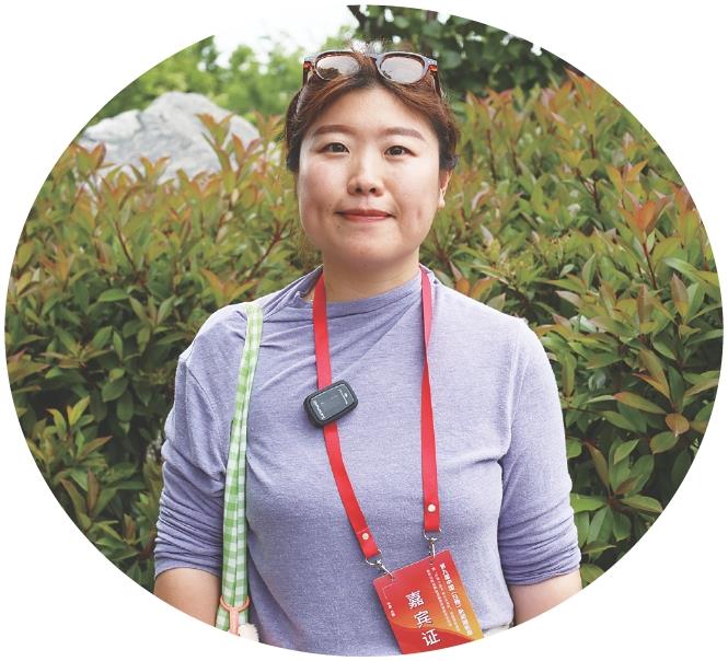 孔斯琪:我看到了孩子们的未来
“这是我第三次参加中国(日照)新闻摄影周,次次都有新发现。”中国青年报图片编辑孔斯琪说,这一次来日照,她最关注的,是与年轻人相关的话题。日照宽敞明亮的教学楼,朝气蓬勃的孩子,丰富多元的课外兴趣课,给她留下了深刻印象。
在采风现场,她亲眼看到了孩子们拍球、跳绳、体验趣味橄榄球那浑身是劲儿的模样,以及在AI课程体验区动手制作的绘画机器人、自动洗笔机等作品,这些都牢牢吸引着她,频频按下快门:“尤其是结合日照特色的海洋文化开展的一系列兴趣课,我看到都想亲手体验一下。”
孔斯琪坦言,日照各类产业的蓬勃发展,不仅提高了老百姓的生活品质,也为下一代创造了更好的成长环境。在这里,她读懂了日照向新向好、蓬勃发展的根基。