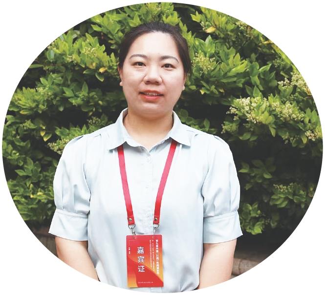 单艺伟:用镜头讲好日照育人故事
“很荣幸参加本次新闻摄影周活动。我最大的感触是:最好的教育,藏在真实的场景里、孩子的笑容里、生动的实践里。”中国教育报记者单艺伟在采风后感慨道。
她看到孩子们沉浸式探索海洋奥秘,小学的科创团体操活力四射,幼儿园将体教融合、AI启蒙与非遗手工玩出趣味,中学的书法篆刻、非遗传拓则涵养着文化自信。
“从幼儿园到中学,从校园到博物馆,海洋教育、科学教育、体育、美育、传统文化深度融合,形成了全学段衔接、全方位覆盖的良好生态。”她深有感触地说。
她表示,将用镜头记录这些鲜活瞬间,讲好日照育人故事,也期待与同仁切磋互鉴,用有温度、有力量的影像,展现日照全维度育人成果与城市高质量发展的崭新风貌。