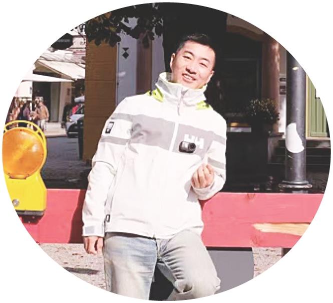 　　栗世民：聚焦人间烟火，深挖光影背后的城市故事
　　第二次来到日照参加新闻摄影周，中国市场监管报记者栗世民对这座城市的感知愈发深入立体：“初来时只惊叹优越的自然环境，再度到访，我才真切读懂了好客山东的内涵，当地人淳朴善良，人文底色格外动人。”　
　　采风途中，他始终将镜头对准各行各业的人。“无论是高新企业的从业者，还是海边劳作的养殖户，都是我拍摄的核心内容。”栗世民告诉记者，在他眼中，一个个鲜活的个体，才是这座城市最动人的风景。
　　谈及此行感受，他用“难忘与期待”来概括，难忘一城山海风貌与市井温情，也期待未来摄影周能够提供更多沉浸式走访机会，他将继续以人文视角挖掘烟火故事，通过影像的力量实现更深层次的城市传播。
