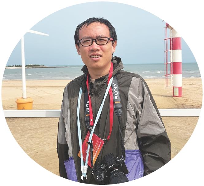 叶海晨:一个城市对细节的用心最打动人
中国劳动保障报记者叶海晨第一次来到日照,他的心情比预想中更加雀跃。出发前,同事曾向他提起过这座海滨城市很干净,人也热情。来了之后,他发现这里比听说的还要好。
走在阳光海岸绿道上,叶海晨不时驻足远眺。他坦言,虽然是第一次来,但已经感受到这座城市的节奏与温度:“街道整洁,服务周到,连空气里都透着舒朗。”
他对本次活动的服务保障工作也很满意,称赞内容多元、安排细致:“一个城市对细节的用心,往往最能打动人,日照给我的第一印象就是宜居,有一种让人想慢下来的力量。”
他期待通过这次活动,既更加深入地了解日照,也能与同行们进行更深层次的交流学习,提升业务能力,用手中的镜头更加细腻地记录时代的变化。