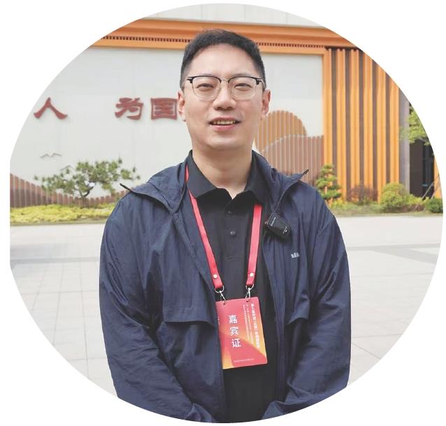 　　史晟全：日照校园里藏着另一种活力
　　“再次来到日照参加这届新闻摄影周，我感觉特别亲切。”河北日报记者史晟全表示，以往采风，他最关注日照的山海风光，而这次他特意转换视角，将目标对准科普研学、特色校园等场景。
　　走进日照的博物馆、中小学和幼儿园，史晟全全程近距离捕捉到了孩子们探索海洋知识的瞬间，被他们用贝壳制作的创意摆件、拓印复刻的海洋纹理深深吸引。
　　史晟全感叹：“这种融合海洋文化、非遗技艺与科创体育，极具本地特色的教育模式，才是日照创新与活力的源泉。”
　　在他看来，秀美的山海风光是日照的底色，而特色校园和朝气蓬勃的学子，才是这座城市向上生长的内在活力。他表示，希望有更多次机会再来日照，探索挖掘这座城市的独特、秀美与生机。
