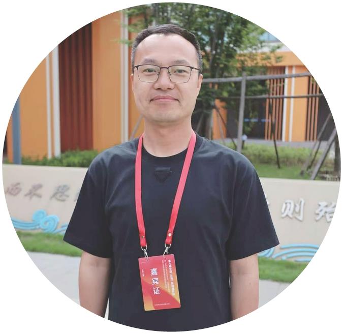 杨磊涛:在港口一线拍下“中国智造”
“这次来日照,我将拍摄目光聚焦于码头与港口泊位。” 身为河北工人报摄影记者,杨磊涛的镜头始终聚焦在生产一线,深耕城市最硬核的发展力量。
实地走访中,日照港的智能化建设令他倍感震撼。在他的相机里,全自动集装箱码头、智能岸电机器人、无人自动化作业等场景画面定格了真实的生产场景,鲜活生动。
在杨磊涛眼中,如今的日照港早已褪去传统码头的旧貌,现代化设备与前沿技术随处可见,港区绿意盎然、环境整洁,整体面貌焕然一新,令人心生赞叹。
相比于秀美山海景致,日照强劲的产业活力更让杨磊涛印象深刻。他表示,参加这次摄影周收获满满,感慨颇深,他将持续坚守一线拍摄,用影像全方位展现日照坚实的产业实力与崭新城市风貌。