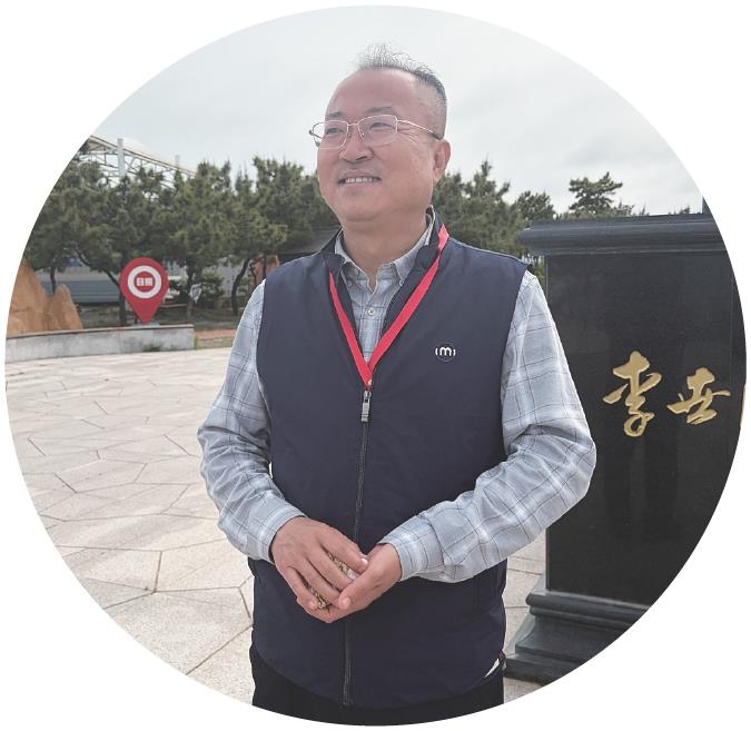 吴登明:日照的城市建设品质令人印象深刻
首次到访日照的人民摄影报社长吴登明表示,晋鲁两地隔太行山相望,风土文脉各具神韵、特色鲜明。
“山西主打根祖文化,山东依托孔子文化,两地地理环境、人文底蕴截然不同。从山西奔赴山东,一路风光令人心旷神怡。”吴登明坦言,走出日照站,日照精致优美的城市风貌,让他倍感惊艳,城市建设品质令人印象深刻。
“中国(日照)摄影周为摄影从业者搭建了优质的交流平台,更是对外展示日照城市形象、推介日照文旅魅力的良好载体。”他表示,日照之行让他不虚此行,会积极参与采风创作,用心定格日照山海美景,未来将用更多佳作向山西读者展现日照之美,持续宣传推介日照风光,让更多山西群众、《人民摄影报》读者粉丝认识日照、走进日照。