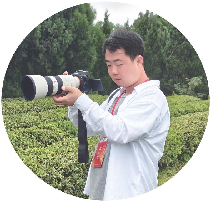 周金宇:日照是一座“天生出片”的城市
当代视界记者周金宇是第一次来到日照参加新闻摄影周活动。在接受采访时,他表示,日照给他留下了“天生出片”的深刻第一印象。
他坦言,日照最打动他的是城市气质的独特碰撞:既有碧海沙滩带来的温柔浪漫氛围,又有港口码头展现的蓬勃工业繁忙景象。这种柔美与硬朗的强烈对比,形成了两种截然不同的故事节奏,为摄影创作提供了极为丰富的素材和叙事空间,特别容易拍出有深度、有故事感的作品。
谈及本次新闻摄影周的创作计划,周金宇表示,希望能用自己的镜头语言,真实记录日照的城市风貌与发展活力,通过影像反映日照高质量发展的生动实践。同时,他也期待在活动期间与全国各地的摄影同行深入交流、相互学习,提高业务水平,用镜头记录更多发展中的美好。
