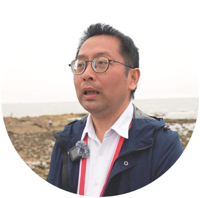 吴晓亮:日照很美,值得更多人看见
“日照是一个非常美丽的城市,既有深厚的历史底蕴,又充满现代的经济活力。”无锡日报报业集团总编辑吴晓亮第一次来到日照,秀美风光、民宿旅游以及现代化的生产场景让他忍不住心生感慨。
在日照港,他亲眼见证了无人驾驶集装箱卡车自动穿梭、精准作业的场景。“非常震撼!”吴晓亮说,这种智慧港口的高效运转,让他真切感受到日照临港经济的澎湃动力。
而当走进山海天旅游度假区,绵延的金色沙滩、清澈的海水,以及错落有致的滨海绿道和人文景观,又让他沉浸于人与自然和谐共生的美好画卷中。
此次来参加第九届中国(日照)摄影周活动,吴晓亮表示,作为媒体代表,有责任用镜头和文字把这座城市的独特魅力记录下来、传播出去。