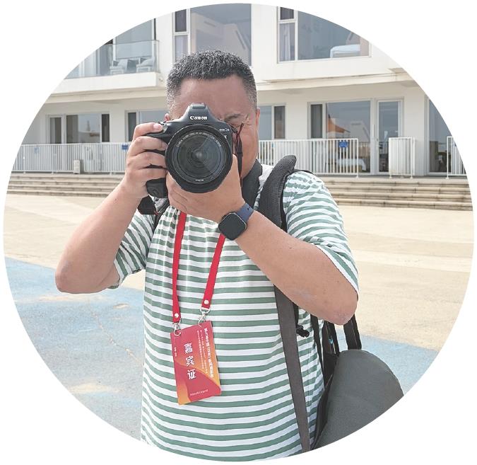 张进刚:我们成了这座城市变化的记录者
“每年来日照,就像赶赴一场约定。”新华社签约摄影师张进刚站在日照海滨感慨。连续多年参加中国(日照)新闻摄影周,他已成为这场光影盛会的“老朋友”。
在他眼中,这座城市的变化是清晰而具体的:“城市界面越来越精致,生态越来越好,活动策划也一年比一年用心。”
“它不仅是摄影师交流的平台,更成了日照展示发展成果的窗口。”他注意到,来参会的同行越来越多,拍摄题材从风光渐渐延伸到港口、制造、生态治理等多个领域,“这说明城市底子厚了,故事多了。”
张进刚表示,一个活动能连续举办九届,本身就证明了价值:“日照把摄影周当作一张名片来打磨,我们这些常来的摄影师,也成了这座城市变化的记录者。”