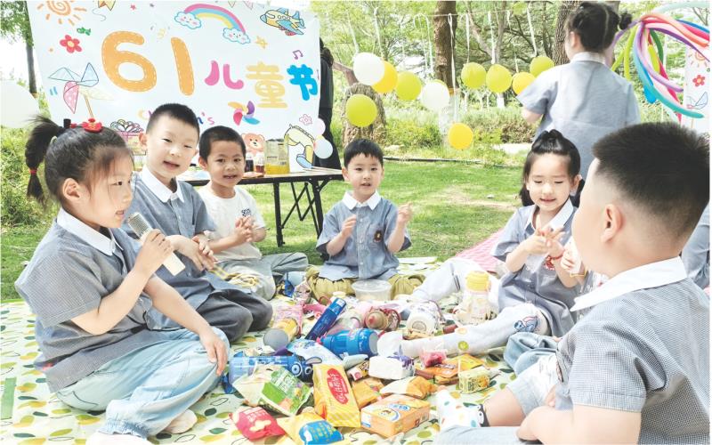 全媒体记者 范成思 报道
6月1日,在日照银河公园,小朋友们围坐在野餐垫上,在阳光里开启了一场充满零食与欢笑的“六一”国际儿童节派对。
节日期间,不少家庭选择带着孩子走进公园、亲近自然,在野餐游玩中陪伴孩子度过一段轻松惬意的快乐时光。