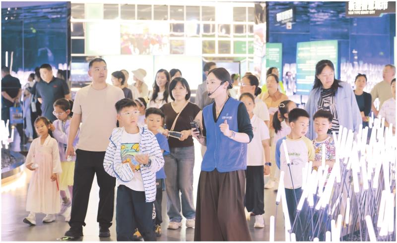 本报通讯员 宋年升 报道
5月31日,为庆祝“六一”国际儿童节,日照港航公安局开展“探秘数智 童心筑梦”亲子主题活动,带领孩子和家长走进城市大脑,沉浸式感受数字科技魅力。
孩子们在趣味互动、动手探索中解锁科学奥秘、学习生态知识,培养探索精神。