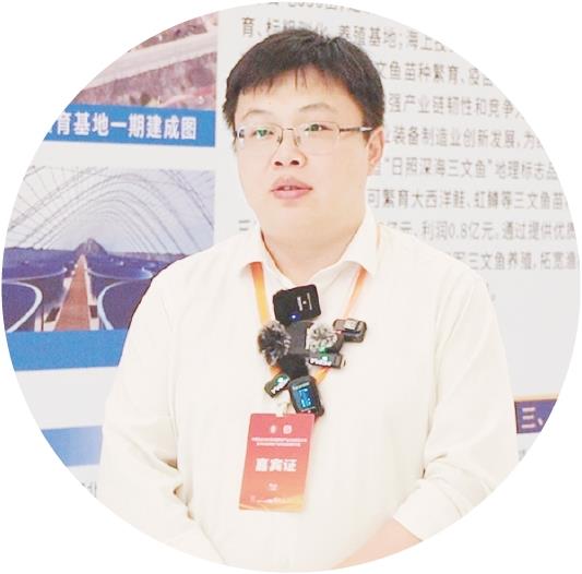 　　刘宝良 中国水产科学研究院黄海水产研究所研究员
推行三项技术规范，为海水鲑鳟鱼养殖打好“标准组合拳”
　　“这三项技术规范分别从工厂化养殖、苗种繁育和病害监测三个关键环节入手，为产业标准化发展打出了一套‘组合拳’。”中国水产科学研究院黄海水产研究所研究员刘宝良在接受采访时表示，系列规范的实施，将为海水鲑鳟鱼养殖产业带来从“经验驱动”到“标准引领”的实质性转变。
　　谈及三项技术规范的核心内容，刘宝良介绍，三项规范各有侧重：繁育技术规范聚焦苗种全流程标准化，从亲鱼培育到海水驯化实现全方位指导；工厂化培育技术规范明确循环水养殖模式下的环境、设施及尾水排放标准；疫病监测技术规范则统一监测种类、采样方式与频率，从源头筑牢病害防控底线。
　　标准落地，关键在人。刘宝良强调，推动标准真正转化为生产力，“核心是通过技术培训和政策详细解读来推动落地。”要让从业人员不仅了解规范条文，更要精准掌握关键技术细节，将此前相对宽泛的技术要求逐项细化落实到生产作业中。
　　谈及日照发展海水鲑鳟鱼产业的独特优势，刘宝良表示，日照具备优质的水资源和扎实的产业基础。目前本地从事海水鲑鳟鱼养殖的产业主体已初具规模，产业技术积淀深厚、企业积极性高涨。此外，日照还拥有综合性的产业配套优势，特别是大型水产品加工厂较多，为养殖产业提供了坚实的后端支撑。标准体系与产业优势的同频共振，正推动日照海水鲑鳟鱼产业在标准化、规范化的道路上积厚成势，迈入提质增效的发展新阶段。