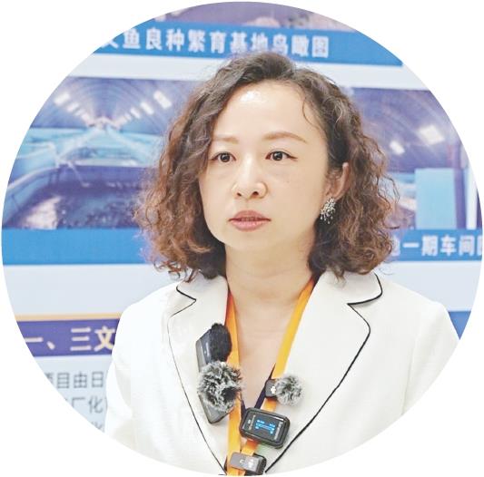 朱文嘉 中国水产科学研究院黄海水产研究所副研究员
以标准为依据,为日照深海三文鱼“正名立标”
“《日照深海三文鱼》团体标准的发布与实施,将成为打造区域品牌的核心依据。”中国水产科学研究院黄海水产研究所副研究员朱文嘉在接受采访时表示,标准的确立,用科学数据为“一尾好鱼”树立了清晰的标尺,为产业规范化发展带来了多维度的新机遇。
作为该项团体标准的解读专家,朱文嘉在大会上详细阐释了这项标准的“硬核”内涵。标准构建了产品的“营养指纹图谱”——建立了包含n-3多不饱和脂肪酸、虾青素、维生素D等关键指标的图谱,用科学数据证明了国产三文鱼的营养价值。标准的一大亮点,是在国内首创“土臭素”限值,严控≤0.1μg/kg的“黄金底线”,从源头守护生食三文鱼的无腥味纯净风味。检测数据显示,日照深海三文鱼的土臭素含量仅为0.00—0.04μg/kg,远优于标准限值。
“这是未来打造日照区域品牌深海三文鱼的关键支撑点,同时也是产品认定的重要依据。”朱文嘉强调。
对于标准的落地实施,朱文嘉认为将惠及多个层面。对企业而言,标准提供了明确的操作指南,有助于规范生产过程及质量管控体系;对监管部门来说,标准提供了有力的管理抓手,使监管更加有据可依;对消费者而言,标准为采购环节提供了清晰的产品辨识依据,帮助识别符合标准的产品,保障消费权益。