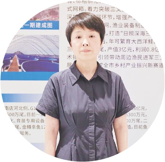 刘琴 华东理工大学生物工程学院院长、教授
加速鲑鳟鱼疫苗研发,护航海水养殖“疫苗时代”
“当前鲑鳟鱼养殖正从水质优良的小规模健康养殖,向规模化、工厂化循环水养殖加速转型,病害防控的关口必须前移。”华东理工大学生物工程学院院长、教授刘琴在接受采访时表示,团队正聚焦鲑鳟鱼疫苗的创新设计与应用,全力为海水养殖产业构筑一道坚实的免疫防线。
谈及疫苗研发的产业背景,刘琴表示,据相关规划介绍,我国深远海大型智能化养殖渔场建设正加速布局,养殖产量将大幅提升,对高效疫苗的需求刚性且迫切。她介绍,团队已攻克疫苗理性设计、佐剂优化等关键技术,研发出多款高效疫苗,并创新“双特”苗种培育技术,田间测试成活率超60%,为产业绿色发展注入强劲科技动力。
针对日照深海三文鱼系列标准中的疫病监测技术规范,刘琴给予高度评价:“标准有助于发现新发病害、掌握流行规律,进而制定科学有效的预防措施。”她认为,检测标准在防控体系中发挥着基础且关键的作用,将有力推动养殖业迈入“疫苗时代”。
面向深远海养殖装备化、智慧化的发展趋势,刘琴表示,团队正加速开发适用于鲑鳟鱼、大黄鱼等深远海主养品种的系列疫苗,未来将进一步构建陆海联动的深远海虹鳟养殖免疫防控体系,依托多学科交叉的工程化优势推动产业应用,为“蓝色粮仓”提供自主可控的疫病防控核心支撑。