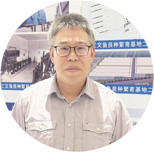 刘晃 中国水产科学研究院渔业机械仪器研究所副所长
深远海养殖大有可为
中国水产科学研究院渔业机械仪器研究所副所长刘晃对日照渔业产业建设成果给予高度肯定。他认为,海水鲑鳟鱼分会的成立及系列标准的发布,清晰勾勒出产业高质量发展的路线蓝图。
“我团队参与研发的全国首艘冷水团养殖工船,落地作业海域就在日照,那次深度合作突破性开辟了我国深远海工业化养殖的全新模式。”刘晃表示,当前深远海养殖面临作业环境复杂、风险高等痛点,团队正聚焦智能化装备研发,以智能设备替代人工高危作业,提升安全性、稳定性与经济效益。
他谈到,开拓深远海养殖新空间是保障水产品供给的重要战略举措,未来我国深远海养殖将朝着大型化、智能化、封闭式方向升级,持续优化陆海接力养殖新模式。