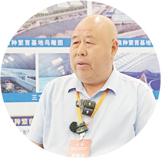 滕照中 日照泓宇海洋发展有限公司总经理
扛起国企责任,把日照深海三文鱼的品牌影响力做大
“我们要主动扛起引领、示范、带动的社会责任。”日照泓宇海洋发展有限公司总经理滕照中表示,企业正聚焦三文鱼全产业链,打造日照深海三文鱼品牌,实现“从陆到海”的接力养殖。
他难掩激动:“海水鲑鳟鱼分会的正式成立,对我们整个日照三文鱼产业来说,是一件里程碑式的大事。”作为会长单位,滕照中表示将发挥国企担当,带头做强产业链。他透露,公司实施的三文鱼良种繁育基地项目正稳步推进:位于涛雒镇,占地160亩,计划总投资1.38亿元,一期已建成13座标准化孵化育苗车间,可年产小规格苗种200万尾;二期将于2026年上半年压茬推进。2025年11月已引进虹鳟亲鱼、金鳟亲鱼及三倍体虹鳟鱼苗,鱼苗已从0.018千克成功生长至0.2千克。